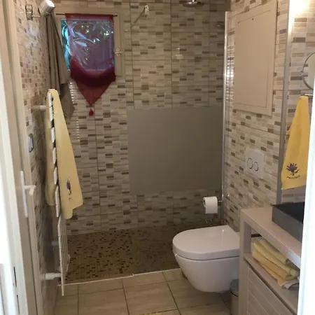CAVALAIRE vue MER au loin MAISONNETTE TOUT ÉQUIPÉE POUR 4 PERSONNES AVEC PISCINE CLIM WIFI VÉLOS TV BARBECUES Exterior foto