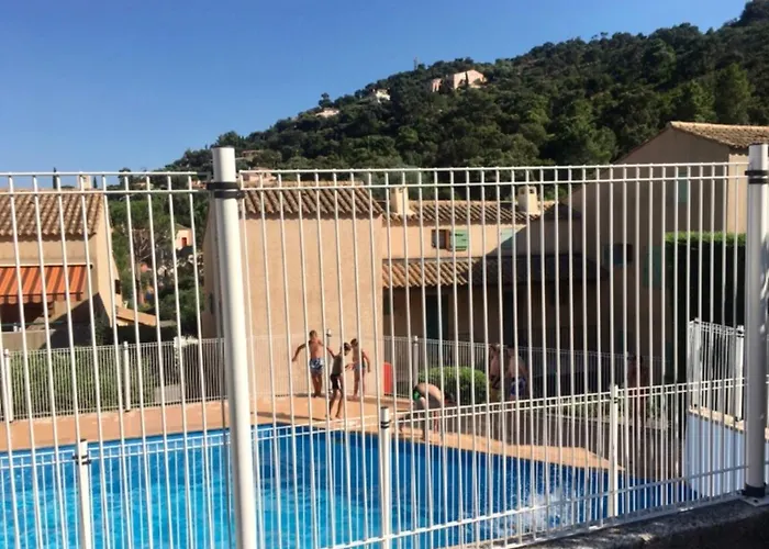 Cavalaire Vue Mer Au Loin Maisonnette Tout Equipee Pour 4 Personnes Avec Piscine Clim Wifi Velos Tv Barbecues